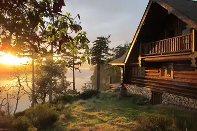 Image de InTheBluff - Galiano's Oceanside Log House
