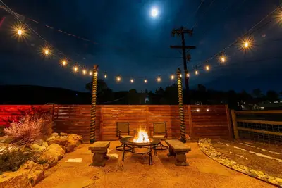 Image de 1950 Mountain Cabin - À distance de marche du centre-ville Hot Tub & Dog Friendly