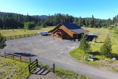Image de Nouvelle grange Dominiam sur Marks Creek, à côté de la forêt nationale d'Ochoco
