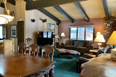 Image de Very Nice 4 Br / 3 Ba! Tarifs incroyables location! Shuttle Stop!