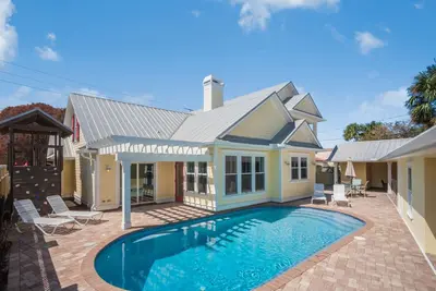 Image de 4200 pieds carrés sur mesure Beach Cottage avec piscine