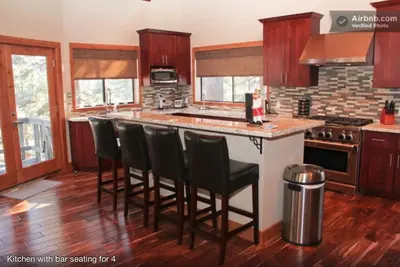 Image de Vrai Maison de vacances - Entièrement rénové 6bd / 4br, jacuzzi, sauna, cuisine du Chef