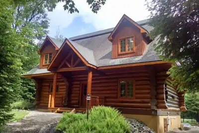 Image de Moon Over Moose Luxury Vacation Waterfront Log Home - 5 bd sept / oct. Dispo