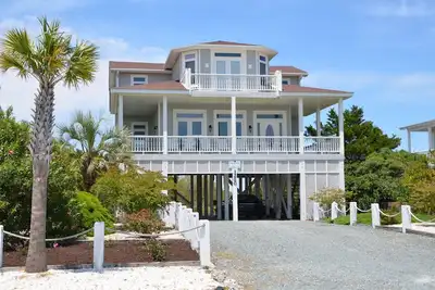 Image de Bienvenue chez vous à \"Serenity West\", une maison de plage magnifiquement rénovée et rénovée, proposant tous les nouveaux bains, sols, peintures fraîches et nouveaux meubles pour la saison des vacances 2018!
