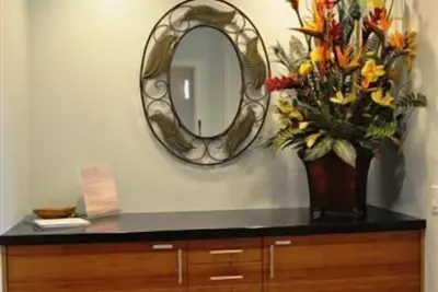 Image de Soooooo Près de la plage et entièrement rénové! Détendez-vous au son des vagues