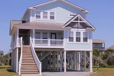 Image de \"Paradise Found\" est une maison de vacances bien aménagée de 4 chambres et 3 1/2 salles de bain dans le West End, à proximité des restaurants et offre un acc��s pratique à la plage juste en face!