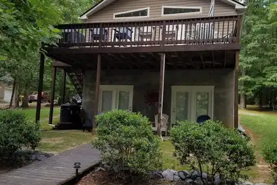 Image de Lake Gaston Waterfront Cottage peut accueillir 6 adultes, hangar à bateaux et kayaks disponibles