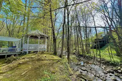 Image de «Got Rocks» 1 acre sur la rivière Watauga, gazebo, cour plate, à proximité des terrains de golf