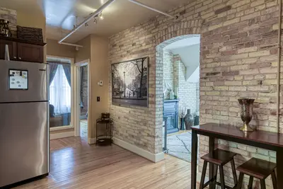 Image de Historic Top Floor Condo ~ 4 personnes ~ Le village de Grand Traverse Commons