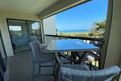 Image de Grand condo en bord de mer avec piscines, courts en terre battue, WiFi et plus