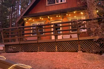 Image de Cabine avec vue sur le lac dans les bois, Kings Beach, North Lake Tahoe