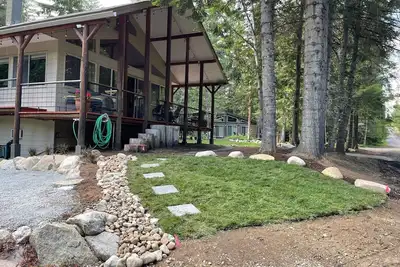 Image de Cabine au bord du lac pour les familles avec plage et bateau.