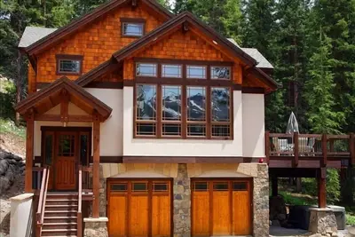 Image de Ski de luxe Maison - Vues, ​​la vie privée, bain à remous, 7 min de la ville, 10-12 personnes