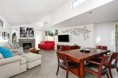 Image de Maison contemporaine à seulement un pâté de maisons de la plage.