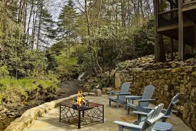 Image de Creek et chalet en front de cascade, caissiers du centre-ville