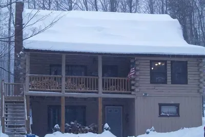Image de 20% de réduction sur une cabane en rondins (4 chambres \/ 2 salles de Ba) avec Hot Tub; Se renseigner auprès du propriétaire