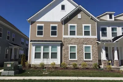 Image de Nouvelle maison spacieuse de 5 chambres avec piscine communautaire et équipements Clubhouse!