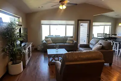 Image de 3 chambres, 2 salles de bain, style ranch, garage terminé, du 22 au 26 août, ouvert récemment!