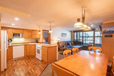 Image de Luxe Slopeside Condo -Center Village!