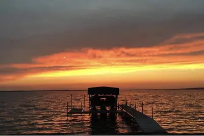 Image de 5 Bedroom Waterfront Accueil \/ plage privée sur le magnifique lac noir pur Michigan!