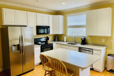 Image de Impeccable 5 Br / 4. 5 Ba / Recroom / Pool - Marchez jusqu'à la plage / promenade! Entrée fermée