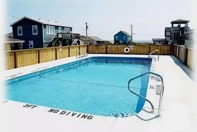 Image de Immense piscine + Accès direct plage = Betcha Comme il