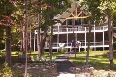 Image de 6 Br Maison de quatre ans au bord du lac ~ Plan d'étage ouvert ~ Pour toute la famille