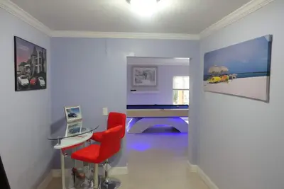 Image de Grande Guest House privée sur 3/4 acres de domaine riverain dans le Yachting District