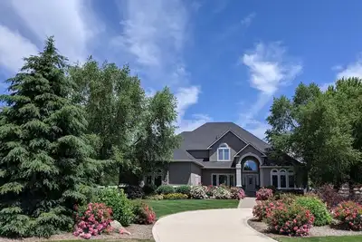 Image de Maison familiale spacieuse sur deux acres dans un quartier calme