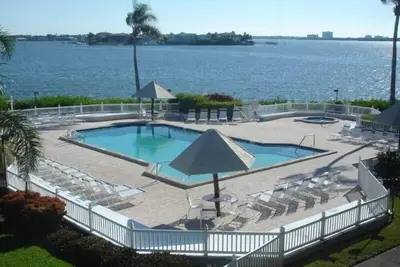 Image de Escape To Ce Front Condo pittoresque baie, parfait pour les couples ou les familles.