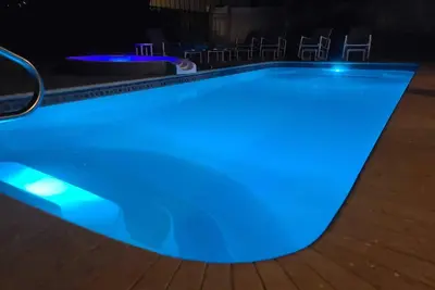 Image de Vente ENFLAMMÉE! ! 17-24 août! ! Piscine privée / bain à remous / ascenseur Seulement $ 2500obo