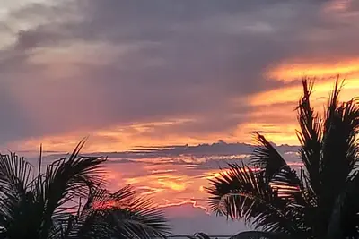 Image de Couchers de soleil magnifiques depuis votre balcon à Moon Bay \/ À pied des restaurants à proximité