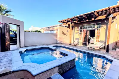 Image de Fabulous Pool and Spa Home \"High up in the Cove\" avec une vue imprenable sur la montagne