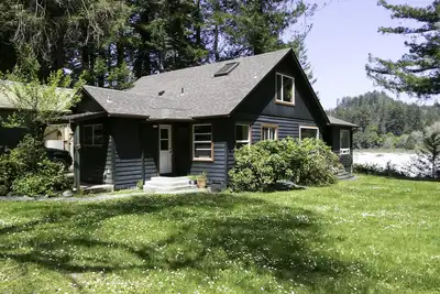 Image de Country Redwood Home With Remarkable Smith River Views