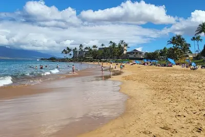 Image de En face de Kamaole 2 Beach, ce complexe de béton est bien entretenu