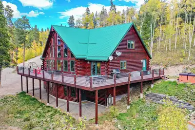 Image de Les Timbers Ă Glacier Ridge, une maison en bois rond - 4 chambres Ă coucher, bain Ă remous, salle de jeux, magnifique vue sur la montagne