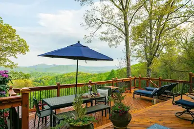 Image de Domaine de luxe isolé au sommet d'une montagne, vues spectaculaires, jacuzzi