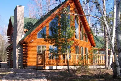 Image de Une vue imprenable de Belle maison en rondins sur la rive du lac Supérieur.