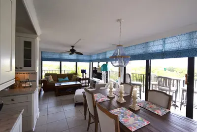 Image de Condo au 4e étage récemment rénové directement en face de la plage Siesta Key