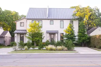 Image de Glam Celebrity Home dans Up! 4br. Par charité!