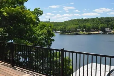 Image de 6br / 5ba Lakefront Standing Home-Hautement désiré Lieu-Capacité d'accueil 21