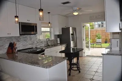 Image de St Augustine Beach, à quelques pas de tout! Belle cour arrière privée.