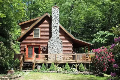Image de Cozy Mountain Log Home donnant sur le ruisseau Rushing