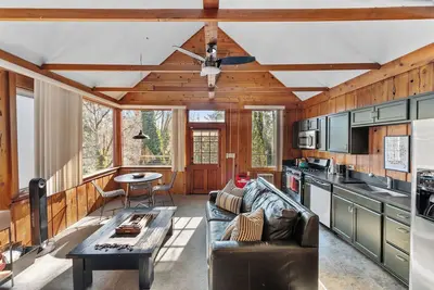 Image de Retiré 'Barn' 4 personnes, mis à jour avec-cuisine complète, deux pâtés de maisons du centre-ville