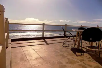Spacieuse maison Oceanfront avec accès privé à la plage dans une communauté fermée.