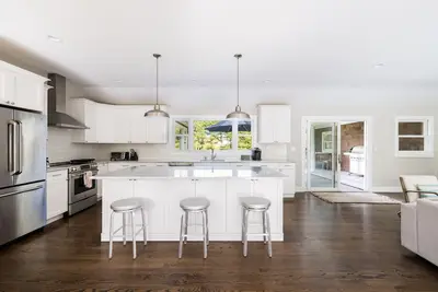 Image de Brand New Moderne 4 Br / 3ba w / piscine dans la communauté de bord de l'eau.