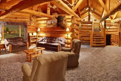 Image de Yellowstone River Lodge - Sleeps 18 -10 miles de l'entrée du parc de Yellowstone!