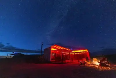 Bouton fossile-Maison principale ultime et moderne dans la région sauvage de Big Bend