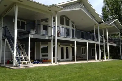 Image de 5 chambres \/ 4. 5 Bath Waterfront, Ou 3 chambres \/ 2. 5 salles de bain