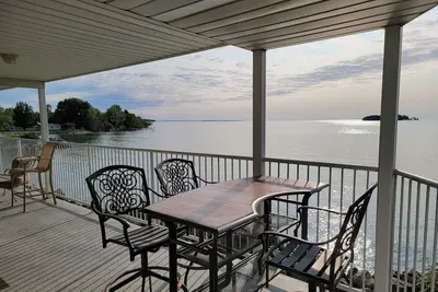 Image de Condo haut de gamme au bord du lac avec grand patio couvert au bord du lac et bar au bord du lac